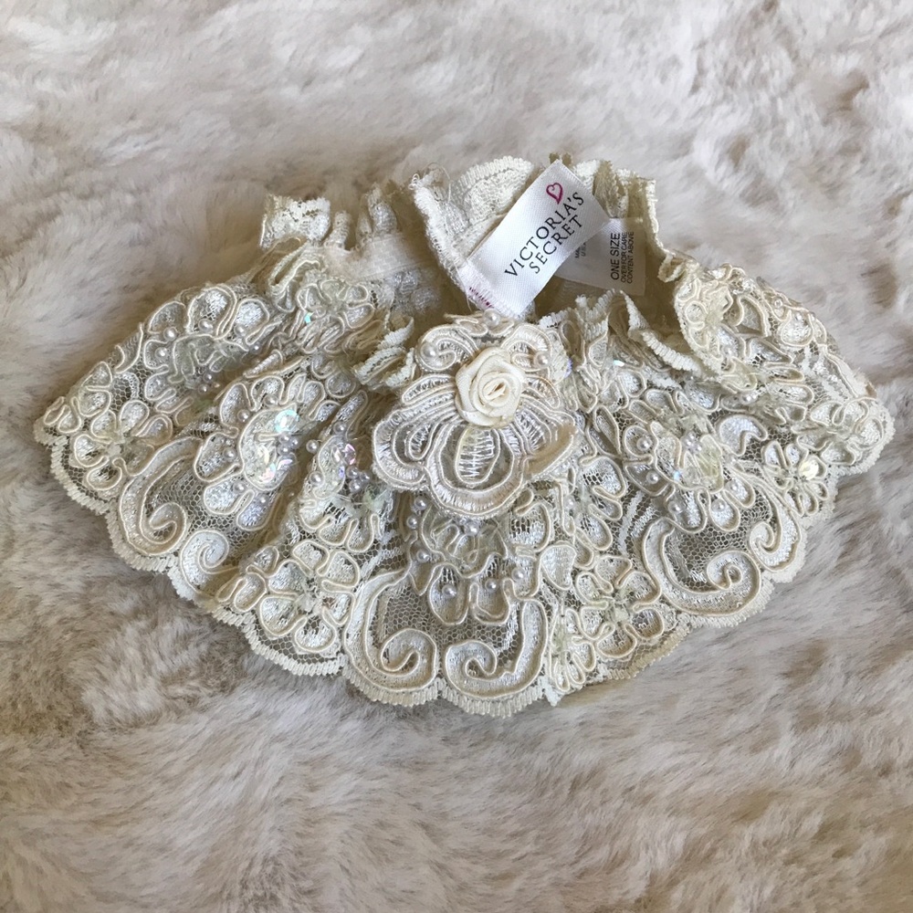 VINTAGE Victoria’s Secret Bridal Lace Scroll Garter Band with‎ Ivory Pearls